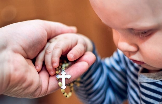 Чи можна віддати дитині свій натільний хрестик?