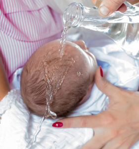 Чи можна матері бути присутньою під час хрещення дитини?