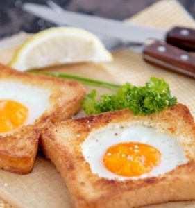 “Креативный завтрак”: яйцо в хлебе