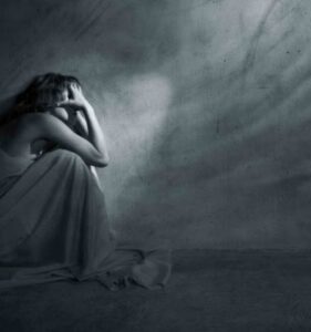 Жіноча депресія: як допомогти подрузі, мамі чи сестрі впоратися з цією проблемою?