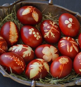 Коли фарбують яйця на Великдень у 2023 році: точний день Страсного тижня та як зберігати пасхальні частування до освячення
